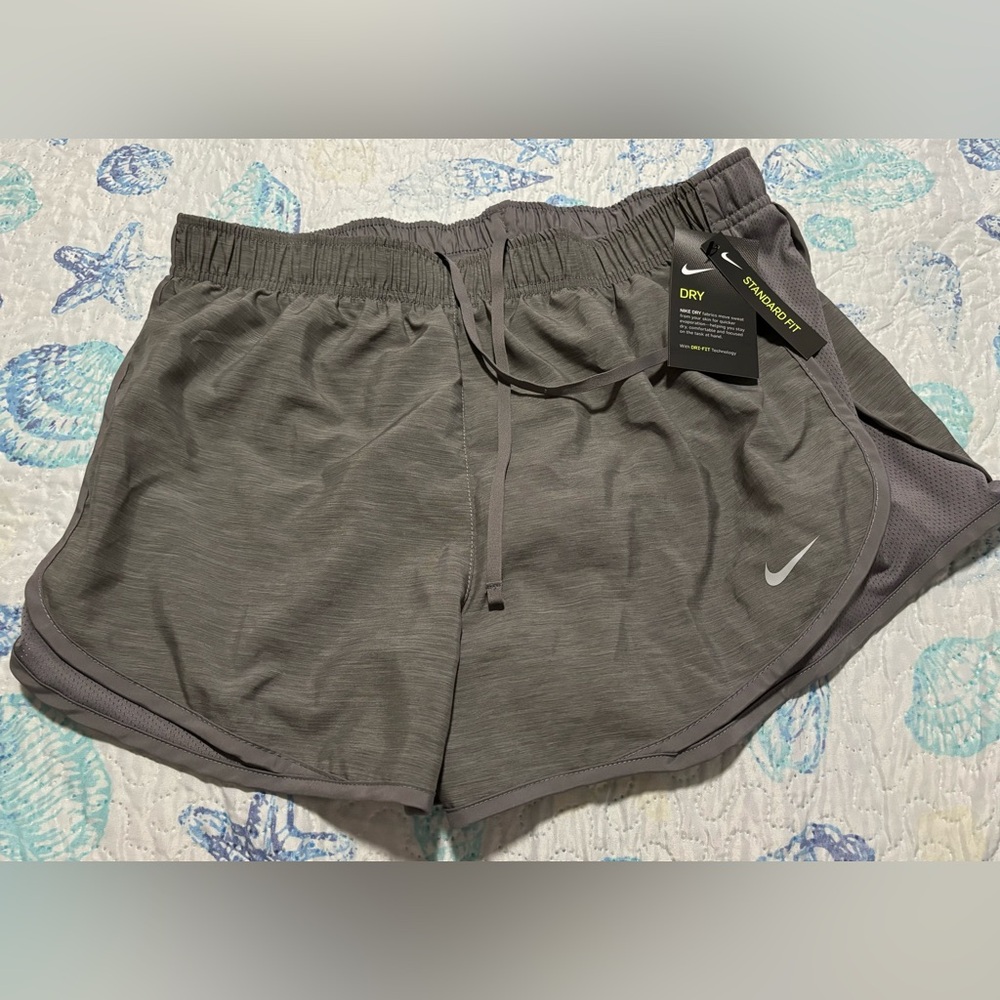NWT women’s Nike shorts size large
